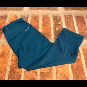 Nike dry-fit crop leggings size small
